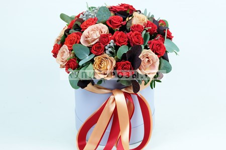 Розы в коробке Рандеву купить в Москве недорого